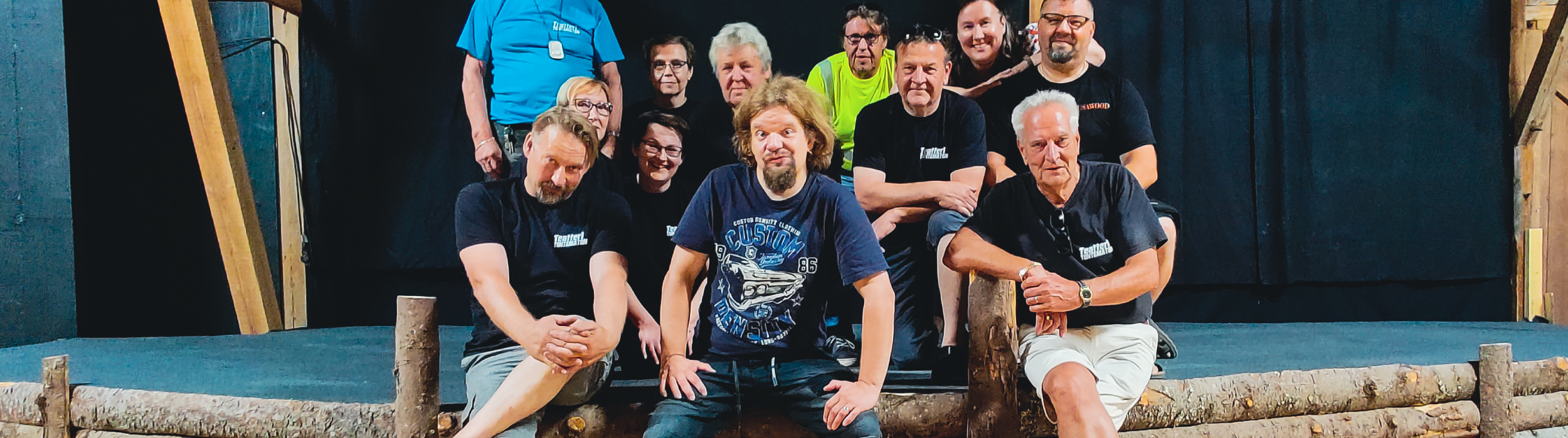 Vaaleassa koivumetsässä otettu taiteellinen ja tunnelmallinen kuva, jossa korostuvat valon ja varjon leikki sekä luonnon rauha. Tausta on hämyisä ja utuinen, luoden ilmavan ja rauhallisen tunnelman.