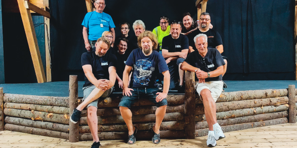 Vaaleassa koivumetsässä otettu taiteellinen ja tunnelmallinen kuva, jossa korostuvat valon ja varjon leikki sekä luonnon rauha. Tausta on hämyisä ja utuinen, luoden ilmavan ja rauhallisen tunnelman.