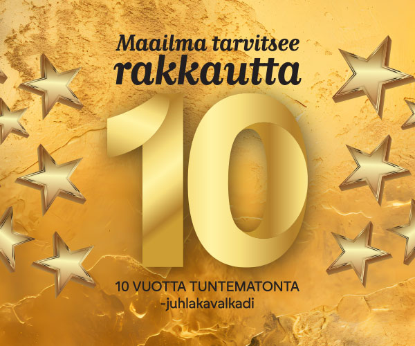 Vaaleassa koivumetsässä otettu taiteellinen ja tunnelmallinen kuva, jossa korostuvat valon ja varjon leikki sekä luonnon rauha. Tausta on hämyisä ja utuinen, luoden ilmavan ja rauhallisen tunnelman.